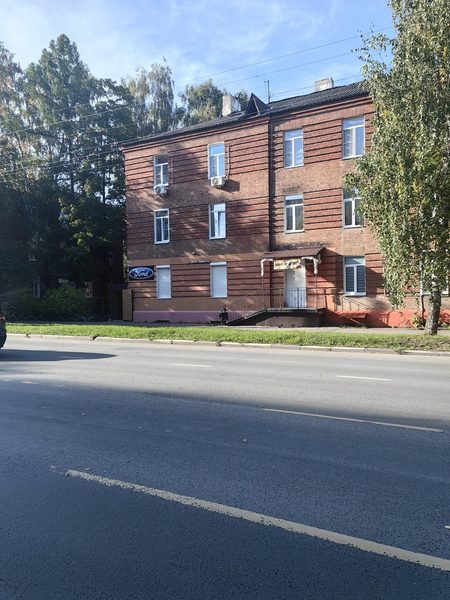Здание магазина ГлавкАвто на ул. Суворова, 9 в Иваново, вид с улицы